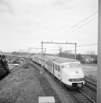 859331 Afbeelding van een electrisch treinstel mat. 1964 (plan V) van de N.S. in de nieuwe gele huisstijl ter hoogte ...